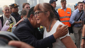 Hành khách vỡ òa khi rời tàu bị hàng loạt quốc gia 'hắt hủi' vì nghi nhiễm Covid-19